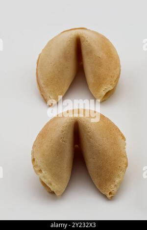Chinese Fortune cookies isolé sur blanc Banque D'Images