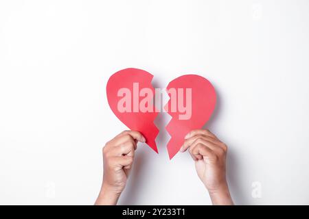 Gros plan de papier coeur brisé isolé sur fond blanc. Banque D'Images