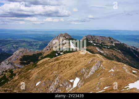 Sentier de randonnée accidenté menant au sommet de la montagne avec une grande croix sous ciel nuageux. Montagnes des Tatra à Zakopane, Pologne. Sommet de la montagne Giewont. Natura Banque D'Images