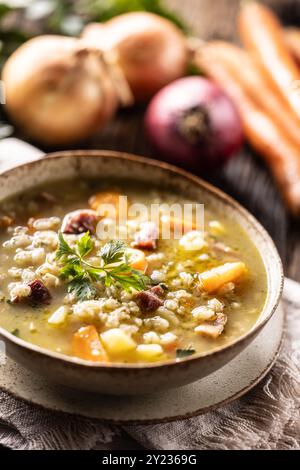 Soupe à base de gruaux d'orge, de cou de porc fumé, de pommes de terre et de légumes-racines. Banque D'Images