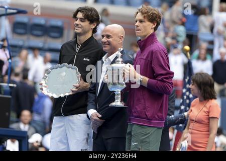 Finaliste Taylor Fritz des États-Unis, Andre Agassi, vainqueur Jannik Sinner de l'Italie lors de la cérémonie de trophée de la 39 finale masculine du jour 14 de l'US Open, tournoi de tennis du Grand Chelem 2024 le 8 septembre 2024 au USTA Billie Jean King National Tennis Center à Flushing Meadows, Queens, New York, États-Unis Banque D'Images