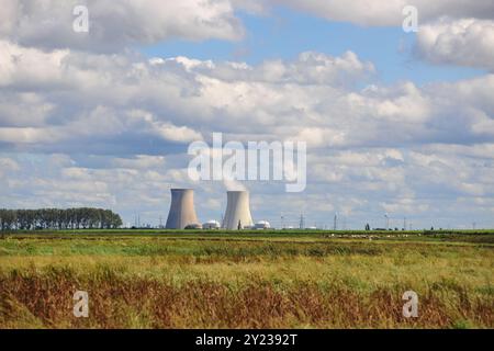 La centrale nucléaire de Doel en Belgique vue depuis la terre noyée de Saeftinghe en Flandre zélandaise. Photo ANP / Hollandse Hoogte / Stock images Zeeland netherlands out - belgique out Banque D'Images