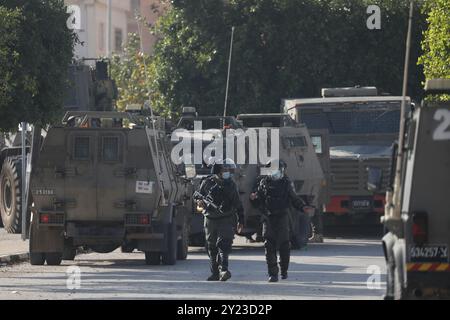 Djénine, Cisjordanie, Palestine. 10 février 2021. Un grand nombre de soldats israéliens sont déployés dans le village de Tura Al-Gharbiya pour commencer à démolir partiellement la maison d'un palestinien reconnu coupable d'avoir tué un colon d'une colonie israélienne proche. Muhammad Kabha a été inculpé et arrêté pour le meurtre, le 20 décembre, du Horgen de Pâques devant sa colonie de Tal Menashe, l’une des colonies israéliennes construites sur les terres de Djénine. L'ordre de démolition a été émis alors que Muhammad Kabha n'a pas encore été condamné. Depuis 1948, les autorités israéliennes en ont constamment saisi des centaines, voire des milliers Banque D'Images