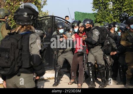 Djénine, Cisjordanie, Palestine. 10 février 2021. Un grand nombre de soldats israéliens sont déployés dans le village de Tura Al-Gharbiya pour commencer à démolir partiellement la maison d'un palestinien reconnu coupable d'avoir tué un colon d'une colonie israélienne proche. Muhammad Kabha a été inculpé et arrêté pour le meurtre, le 20 décembre, du Horgen de Pâques devant sa colonie de Tal Menashe, l’une des colonies israéliennes construites sur les terres de Djénine. L'ordre de démolition a été émis alors que Muhammad Kabha n'a pas encore été condamné. Depuis 1948, les autorités israéliennes en ont constamment saisi des centaines, voire des milliers Banque D'Images