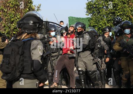 Djénine, Cisjordanie, Palestine. 10 février 2021. Un grand nombre de soldats israéliens sont déployés dans le village de Tura Al-Gharbiya pour commencer à démolir partiellement la maison d'un palestinien reconnu coupable d'avoir tué un colon d'une colonie israélienne proche. Muhammad Kabha a été inculpé et arrêté pour le meurtre, le 20 décembre, du Horgen de Pâques devant sa colonie de Tal Menashe, l’une des colonies israéliennes construites sur les terres de Djénine. L'ordre de démolition a été émis alors que Muhammad Kabha n'a pas encore été condamné. Depuis 1948, les autorités israéliennes en ont constamment saisi des centaines, voire des milliers Banque D'Images