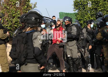 Djénine, Cisjordanie, Palestine. 10 février 2021. Un grand nombre de soldats israéliens sont déployés dans le village de Tura Al-Gharbiya pour commencer à démolir partiellement la maison d'un palestinien reconnu coupable d'avoir tué un colon d'une colonie israélienne proche. Muhammad Kabha a été inculpé et arrêté pour le meurtre, le 20 décembre, du Horgen de Pâques devant sa colonie de Tal Menashe, l’une des colonies israéliennes construites sur les terres de Djénine. L'ordre de démolition a été émis alors que Muhammad Kabha n'a pas encore été condamné. Depuis 1948, les autorités israéliennes en ont constamment saisi des centaines, voire des milliers Banque D'Images