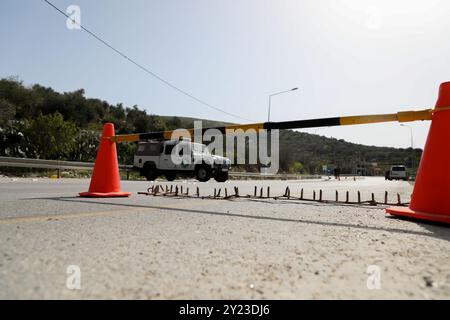 Tulkarem, Cisjordanie, Palestine. 09 mars 2021. Les membres des Forces de sécurité nationales palestiniennes vérifient les véhicules circulant dans la ville de Tulkarem, alors qu’un nouveau confinement est imposé en Cisjordanie pour contenir une nouvelle recrudescence de cas de COVID-19. Malgré un couvre-feu nocturne en place depuis une semaine, il y a eu une forte augmentation des cas de coronavirus parmi les Palestiniens en Cisjordanie. Les restrictions imposées par le confinement actuel comprennent la fermeture d'écoles, d'universités et d'entreprises non essentielles Banque D'Images