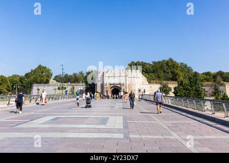 Les gens marchent sur le Tvrđavski le plus au-dessus de la rivière Nisava vers la porte Stambol à l'entrée de la forteresse de Nis en Serbie par une journée ensoleillée. Banque D'Images