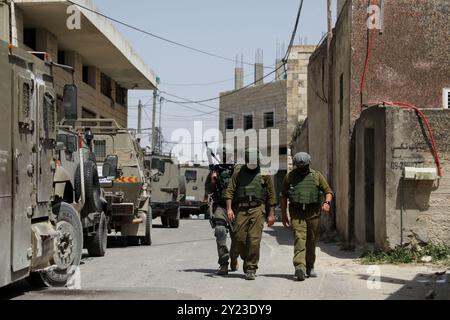 Naplouse, Cisjordanie, Palestine. 04 mai 2021. Les forces israéliennes fouillent des maisons dans le village d'Aqraba en Cisjordanie à la recherche des auteurs d'une fusillade au poste de contrôle de Zaatara, au sud de Naplouse. La fusillade de dimanche a fait trois blessés parmi les colons israéliens, dont deux grièvement. La police israélienne soupçonne les Palestiniens d'Aqraba d'être responsables de la fusillade et assiège le village palestinien Banque D'Images