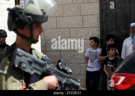 Naplouse, Cisjordanie, Palestine. 04 mai 2021. Les forces israéliennes fouillent des maisons dans le village d'Aqraba en Cisjordanie à la recherche des auteurs d'une fusillade au poste de contrôle de Zaatara, au sud de Naplouse. La fusillade de dimanche a fait trois blessés parmi les colons israéliens, dont deux grièvement. La police israélienne soupçonne les Palestiniens d'Aqraba d'être responsables de la fusillade et assiège le village palestinien Banque D'Images