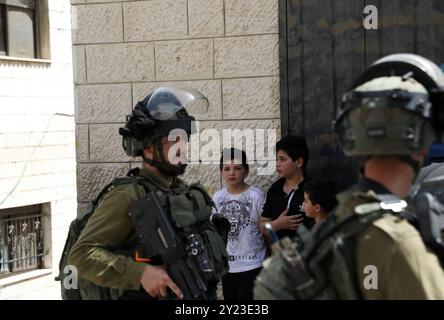 Naplouse, Cisjordanie, Palestine. 04 mai 2021. Les forces israéliennes fouillent des maisons dans le village d'Aqraba en Cisjordanie à la recherche des auteurs d'une fusillade au poste de contrôle de Zaatara, au sud de Naplouse. La fusillade de dimanche a fait trois blessés parmi les colons israéliens, dont deux grièvement. La police israélienne soupçonne les Palestiniens d'Aqraba d'être responsables de la fusillade et assiège le village palestinien Banque D'Images