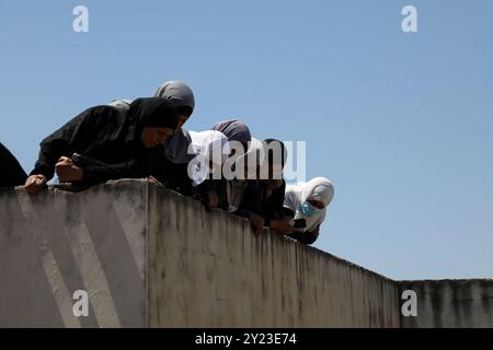 Naplouse, Cisjordanie, Palestine. 15 mai 2021. Des Palestiniens assistent aux funérailles de Malik Hamdan, 22 ans, dans la ville de Salim, à l’est de Naplouse, après qu’il ait été tué dans des affrontements avec des soldats israéliens vendredi. De violentes manifestations ont éclaté à travers la Cisjordanie, principalement de jeunes Palestiniens jetant des pierres et des cocktails Molotov sur les forces israéliennes, dénonçant l'occupation israélienne et les derniers bombardements meurtriers à Gaza qui ont fait au moins 137 morts. Les troupes israéliennes ont riposté avec des gaz lacrymogènes, des balles en caoutchouc et des tirs réels, tuant au moins 11 Palestiniens et en blessant des centaines. Les confrontations dans th Banque D'Images