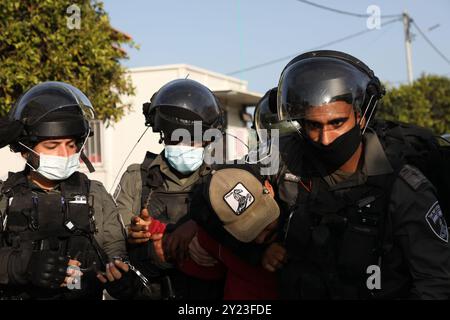 Djénine, Cisjordanie, Palestine. 10 février 2021. Un grand nombre de soldats israéliens sont déployés dans le village de Tura Al-Gharbiya pour commencer à démolir partiellement la maison d'un palestinien reconnu coupable d'avoir tué un colon d'une colonie israélienne proche. Muhammad Kabha a été inculpé et arrêté pour le meurtre, le 20 décembre, du Horgen de Pâques devant sa colonie de Tal Menashe, l’une des colonies israéliennes construites sur les terres de Djénine. L'ordre de démolition a été émis alors que Muhammad Kabha n'a pas encore été condamné. Depuis 1948, les autorités israéliennes en ont constamment saisi des centaines, voire des milliers Banque D'Images