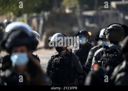 Djénine, Cisjordanie, Palestine. 10 février 2021. Un grand nombre de soldats israéliens sont déployés dans le village de Tura Al-Gharbiya pour commencer à démolir partiellement la maison d'un palestinien reconnu coupable d'avoir tué un colon d'une colonie israélienne proche. Muhammad Kabha a été inculpé et arrêté pour le meurtre, le 20 décembre, du Horgen de Pâques devant sa colonie de Tal Menashe, l’une des colonies israéliennes construites sur les terres de Djénine. L'ordre de démolition a été émis alors que Muhammad Kabha n'a pas encore été condamné. Depuis 1948, les autorités israéliennes en ont constamment saisi des centaines, voire des milliers Banque D'Images