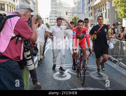 Madrid, Espagne. 8 septembre 2024. Primoz Roglic (2ème R, avant) de Slovénie réagit après avoir terminé la dernière étape du tour cycliste de la Vuelta à Madrid, Espagne, le 8 septembre 2024. Crédit : Gustavo Valiente/Xinhua/Alamy Live News Banque D'Images