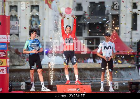 Madrid, Espagne. 8 septembre 2024. Le vainqueur Primoz Roglic (C), de Slovénie, a classé deuxième Ben O'Connor (l), d'Australie, et troisième Enric Mas, d'Espagne React, lors de la cérémonie de remise des prix de la Vuelta, tournée cycliste à Madrid, Espagne, le 8 septembre 2024. Crédit : Gustavo Valiente/Xinhua/Alamy Live News Banque D'Images