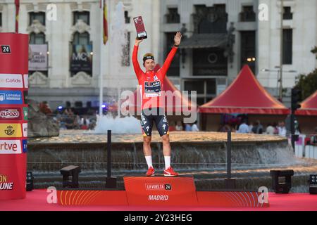 Madrid, Espagne. 8 septembre 2024. Le gagnant Primoz Roglic, de Slovénie, célèbre en portant le maillot rouge lors de la cérémonie de remise des prix de la Vuelta à Madrid, Espagne, le 8 septembre 2024. Crédit : Gustavo Valiente/Xinhua/Alamy Live News Banque D'Images