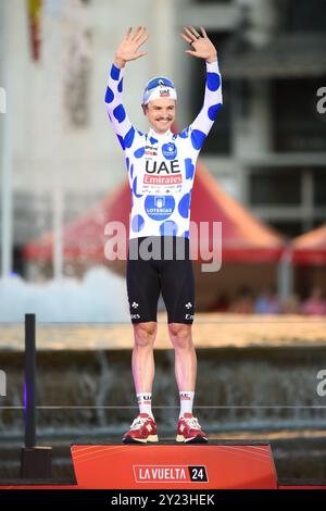 Madrid, Espagne. 8 septembre 2024. Jay Vine d'Australie célèbre en portant le maillot du meilleur grimpeur lors de la cérémonie de remise des prix pour la tournée cycliste de la Vuelta à Madrid, en Espagne, le 8 septembre 2024. Crédit : Gustavo Valiente/Xinhua/Alamy Live News Banque D'Images