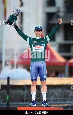 Madrid, Espagne. 8 septembre 2024. L'australienne Kaden Groves célèbre en portant le maillot de leader des points lors de la cérémonie de remise des prix pour la tournée cycliste de la Vuelta à Madrid, en Espagne, le 8 septembre 2024. Crédit : Gustavo Valiente/Xinhua/Alamy Live News Banque D'Images