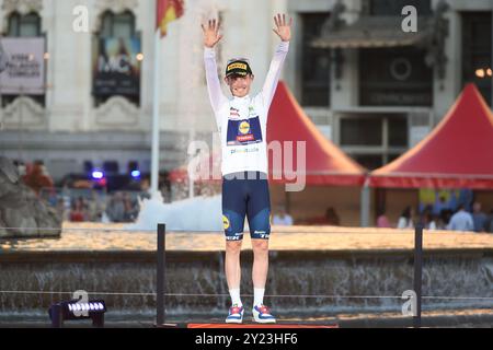 Madrid, Espagne. 8 septembre 2024. Mattias Skjelmose du Danemark célèbre en portant le maillot blanc de leader du classement des jeunes lors de la cérémonie de remise des prix pour la tournée cycliste de la Vuelta à Madrid, Espagne, le 8 septembre 2024. Crédit : Gustavo Valiente/Xinhua/Alamy Live News Banque D'Images