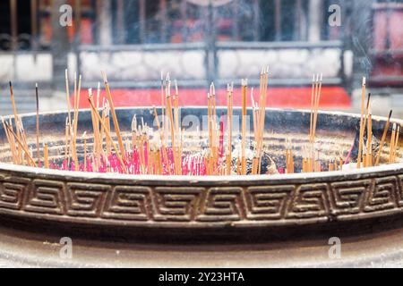 Brûler des bâtons d'encens dans le temple bouddhiste chinois Banque D'Images