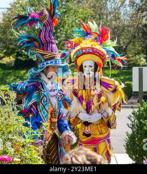 Les membres du Philadelphia Mummers Uptown String Band se produisent pour un groupe de personnes âgées dans le cadre de la célébration de la Journée des grands-parents le dimanche 8 septembre 2024 à Mount Laurel, New Jersey. ( Credit : William Thomas Cain/Alamy Live News Banque D'Images