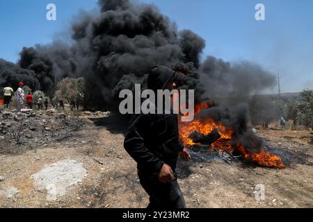 Beita, Cisjordanie, Palestine. 04 juin 2021. Plusieurs Palestiniens sont blessés lors d'affrontements avec des soldats israéliens et des colons israéliens près du mont Sobeih, dans la ville de Beita, au sud de Naplouse. Certains Palestiniens ont été abattus par les forces israéliennes avec des balles en caoutchouc et des balles réelles, tandis que d'autres ont été exposés à des gaz lacrymogènes alors qu'ils manifestaient contre les colons juifs qui ouvraient un nouvel avant-poste juif sur le mont Sobeih, dans la ville de Beita. Depuis la guerre israélo-arabe de 1967, 132 colonies israéliennes et 124 avant-postes plus petits ont été construits en Cisjordanie occupée en s'emparant constamment de terres appartenant à Palesti Banque D'Images