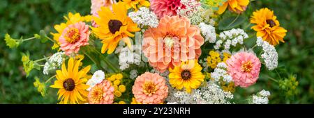 Bouquet d'été. Bel arrangement de fleurs fraîches orange et blanc. Bouquet d'anniversaire ou de mariage fait de fleurs d'été vue de dessus. Banque D'Images