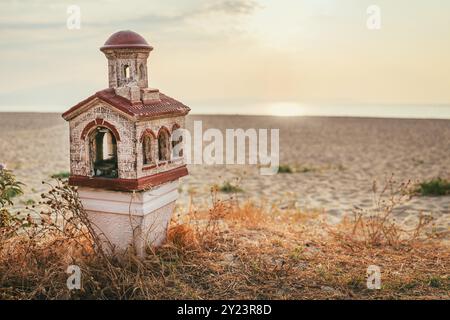 Sanctuaire en bord de route en Grèce, connu sous le nom de kandylakia au bord de la mer, foyer sélectif Banque D'Images