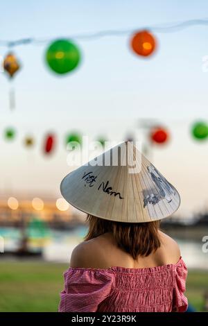 Darwin, Australie - 07 septembre 2024 : jeune femme vietnamienne au Festival des lanternes vietnamiennes 2024 au front de mer de Darwin. Banque D'Images