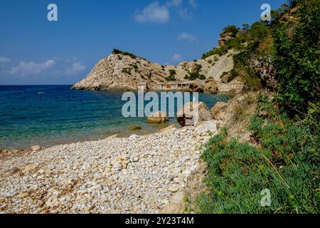 Es Portitxol plage, crique de pierre, municipalité de Sant Joan de Labritja, Ibiza, Îles Baléares, Espagne Banque D'Images