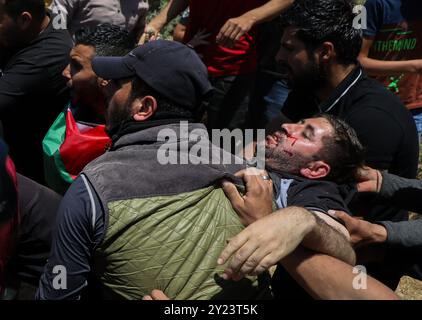 Beita, Cisjordanie, Palestine. 04 juin 2021. Plusieurs Palestiniens sont blessés lors d'affrontements avec des soldats israéliens et des colons israéliens près du mont Sobeih, dans la ville de Beita, au sud de Naplouse. Certains Palestiniens ont été abattus par les forces israéliennes avec des balles en caoutchouc et des balles réelles, tandis que d'autres ont été exposés à des gaz lacrymogènes alors qu'ils manifestaient contre les colons juifs qui ouvraient un nouvel avant-poste juif sur le mont Sobeih, dans la ville de Beita. Depuis la guerre israélo-arabe de 1967, 132 colonies israéliennes et 124 avant-postes plus petits ont été construits en Cisjordanie occupée en s'emparant constamment de terres appartenant à Palesti Banque D'Images