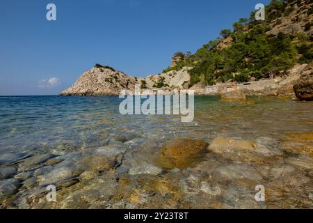 Es Portitxol plage, crique de pierre, municipalité de Sant Joan de Labritja, Ibiza, Îles Baléares, Espagne Banque D'Images