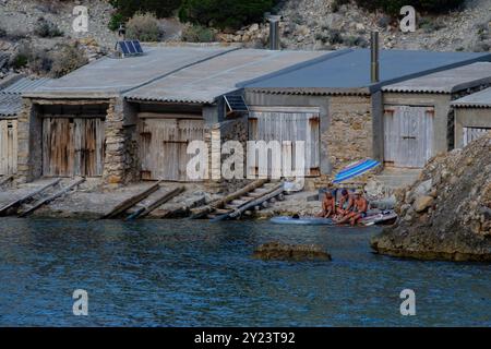 Cabanes à bateaux, es Portitxol, municipalité de Sant Joan de Labritja, Ibiza, Îles Baléares, Espagne Banque D'Images