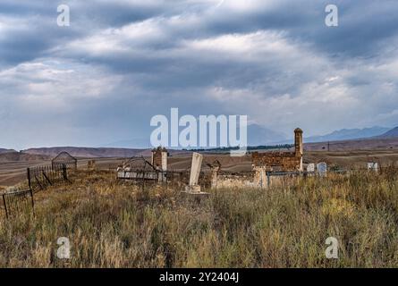 Cimetière islamique dans les montagnes du Kirghiztan Banque D'Images