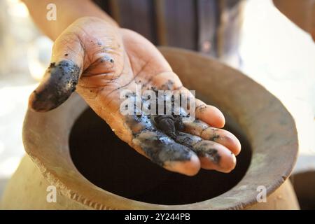 Matériaux pour produire la teinture naturelle dans un atelier de tissus traditionnels sumbanais à Waingapu, Sumba est, Nusa Tenggara est, Indonésie. Banque D'Images