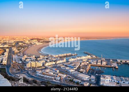 Agadir, Maroc au coucher du soleil. Vue panoramique sur la ville d'Agadir et la baie au sud du Maroc avec Marina, plage et océan depuis Oufla ou Casbah forteresse Banque D'Images