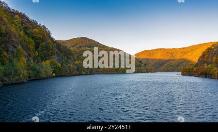 paysage de montagne au lac en automne. arbres dans le feuillage coloré sur le rivage. belle vue sur la nature par un matin ensoleillé. paysage dans la moun des carpates Banque D'Images