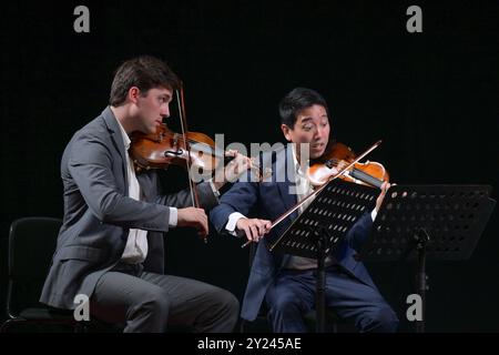 Konzert des Clevaland Orchestra Blossom Quartet and Friends im Stadttheater Gmunden, im Rahmen der skf, AM 03.09.2024. DAS Bild Zeigt Stephen Tavani und Yun Ting Lee, des Cleveland Orchestra Blossom Quartet während des Konzertes in Gmunden 2024 - Konzert des Clevaland Orchestra Blossom Quartet and Friends im Stadttheater Gmunden, im Rahmen der skf, AM 03.09.2024. *** Concert du Clevaland Orchestra Blossom Quartet and Friends au Stadttheater Gmunden, dans le cadre du skf, le 03 09 2024 la photo montre Stephen Tavani et Yun Ting Lee, du Cleveland Orchestra Blossom Quartet pendant le Banque D'Images