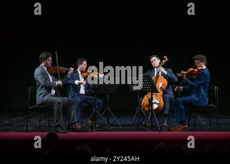 Konzert des Clevaland Orchestra Blossom Quartet and Friends im Stadttheater Gmunden, im Rahmen der skf, AM 03.09.2024. DAS Bild Zeigt Musiker des Cleveland Orchestra Blossom Quartet während des Konzertes in Gmunden Stephen Tavani, Yun-Ting Lee, Dane Johansen, Wesley Collins 2024 - Konzert des Clevaland Orchestra Blossom Quartet and Friends im Stadttheater Gmunden, im Rahmen der skf, AM 03.09.2024. *** Concert du Clevaland Orchestra Blossom Quartet et amis au Stadttheater Gmunden, dans le cadre du skf, le 03 09 2024 L'image montre des musiciens du Cleveland Orchestra Blossom Quarte Banque D'Images