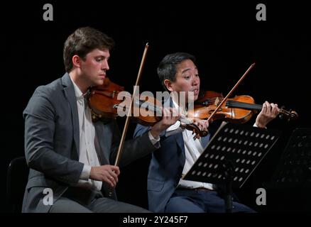 Konzert des Clevaland Orchestra Blossom Quartet and Friends im Stadttheater Gmunden, im Rahmen der skf, AM 03.09.2024. DAS Bild Zeigt Stephen Tavani und Yun Ting Lee, des Cleveland Orchestra Blossom Quartet während des Konzertes in Gmunden 2024 - Konzert des Clevaland Orchestra Blossom Quartet and Friends im Stadttheater Gmunden, im Rahmen der skf, AM 03.09.2024. *** Concert du Clevaland Orchestra Blossom Quartet and Friends au Stadttheater Gmunden, dans le cadre du skf, le 03 09 2024 la photo montre Stephen Tavani et Yun Ting Lee, du Cleveland Orchestra Blossom Quartet pendant le Banque D'Images