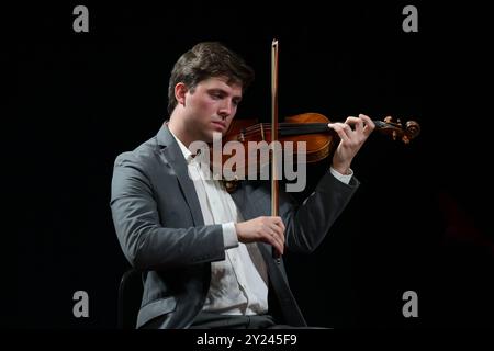 Konzert des Clevaland Orchestra Blossom Quartet and Friends im Stadttheater Gmunden, im Rahmen der skf, AM 03.09.2024. DAS Bild Zeigt Stephen Tavani des Cleveland Orchestra Blossom Quartet während des Konzertes in Gmunden 2024 - Konzert des Clevaland Orchestra Blossom Quartet and Friends im Stadttheater Gmunden, im Rahmen der skf, AM 03.09.2024. *** Concert du Clevaland Orchestra Blossom Quartet et amis au Stadttheater Gmunden, dans le cadre du skf, le 03 09 2024 la photo montre Stephen Tavani du Cleveland Orchestra Blossom Quartet pendant le concert à Gmunden 2024 concert de Banque D'Images