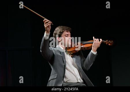 Konzert des Clevaland Orchestra Blossom Quartet and Friends im Stadttheater Gmunden, im Rahmen der skf, AM 03.09.2024. DAS Bild Zeigt Stephen Tavani des Cleveland Orchestra Blossom Quartet während des Konzertes in Gmunden 2024 - Konzert des Clevaland Orchestra Blossom Quartet and Friends im Stadttheater Gmunden, im Rahmen der skf, AM 03.09.2024. *** Concert du Clevaland Orchestra Blossom Quartet et amis au Stadttheater Gmunden, dans le cadre du skf, le 03 09 2024 la photo montre Stephen Tavani du Cleveland Orchestra Blossom Quartet pendant le concert à Gmunden 2024 concert de Banque D'Images