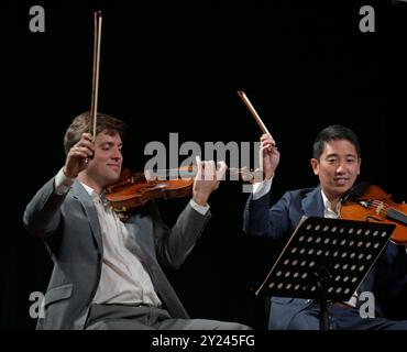 Konzert des Clevaland Orchestra Blossom Quartet and Friends im Stadttheater Gmunden, im Rahmen der skf, AM 03.09.2024. DAS Bild Zeigt Stephen Tavani und Yun Ting Lee, des Cleveland Orchestra Blossom Quartet während des Konzertes in Gmunden 2024 - Konzert des Clevaland Orchestra Blossom Quartet and Friends im Stadttheater Gmunden, im Rahmen der skf, AM 03.09.2024. *** Concert du Clevaland Orchestra Blossom Quartet and Friends au Stadttheater Gmunden, dans le cadre du skf, le 03 09 2024 la photo montre Stephen Tavani et Yun Ting Lee, du Cleveland Orchestra Blossom Quartet pendant le Banque D'Images