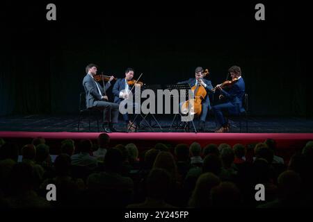 Konzert des Clevaland Orchestra Blossom Quartet and Friends im Stadttheater Gmunden, im Rahmen der skf, AM 03.09.2024. DAS Bild Zeigt Musiker des Cleveland Orchestra Blossom Quartet während des Konzertes in Gmunden Stephen Tavani, Yun-Ting Lee, Dane Johansen, Wesley Collins 2024 - Konzert des Clevaland Orchestra Blossom Quartet and Friends im Stadttheater Gmunden, im Rahmen der skf, AM 03.09.2024. *** Concert du Clevaland Orchestra Blossom Quartet et amis au Stadttheater Gmunden, dans le cadre du skf, le 03 09 2024 L'image montre des musiciens du Cleveland Orchestra Blossom Quarte Banque D'Images