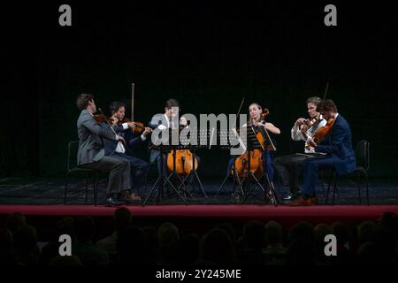 Konzert des Clevaland Orchestra Blossom Quartet and Friends im Stadttheater Gmunden, im Rahmen der skf, AM 03.09.2024. DAS Bild Zeigt Musiker des Cleveland Orchestra Blossom Quartet während des Konzertes in Gmunden Stephen Tavani, Yun-Ting Lee, Dane Johansen, Tanya Ell Woolfrey, William Bendeer, Wesley Collins 2024 - Konzert des Clevaland Orchestra Blossom Quartet and Friends im Stadttheater Gmunden, im Rahmen der skf, AM 03.09.2024. *** Concert du Clevaland Orchestra Blossom Quartet et amis au Stadttheater Gmunden, dans le cadre du skf, le 03 09 2024 L'image montre des musiciens de t Banque D'Images