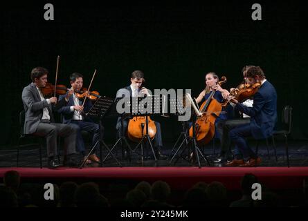 Konzert des Clevaland Orchestra Blossom Quartet and Friends im Stadttheater Gmunden, im Rahmen der skf, AM 03.09.2024. DAS Bild Zeigt Musiker des Cleveland Orchestra Blossom Quartet während des Konzertes in Gmunden Stephen Tavani, Yun-Ting Lee, Dane Johansen, Tanya Ell Woolfrey, William Bendeer, Wesley Collins 2024 - Konzert des Clevaland Orchestra Blossom Quartet and Friends im Stadttheater Gmunden, im Rahmen der skf, AM 03.09.2024. *** Concert du Clevaland Orchestra Blossom Quartet et amis au Stadttheater Gmunden, dans le cadre du skf, le 03 09 2024 L'image montre des musiciens de t Banque D'Images