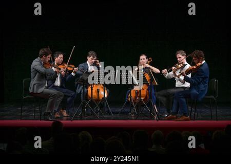 Konzert des Clevaland Orchestra Blossom Quartet and Friends im Stadttheater Gmunden, im Rahmen der skf, AM 03.09.2024. DAS Bild Zeigt Musiker des Cleveland Orchestra Blossom Quartet während des Konzertes in Gmunden Stephen Tavani, Yun-Ting Lee, Dane Johansen, Tanya Ell Woolfrey, William Bendeer, Wesley Collins 2024 - Konzert des Clevaland Orchestra Blossom Quartet and Friends im Stadttheater Gmunden, im Rahmen der skf, AM 03.09.2024. *** Concert du Clevaland Orchestra Blossom Quartet et amis au Stadttheater Gmunden, dans le cadre du skf, le 03 09 2024 L'image montre des musiciens de t Banque D'Images