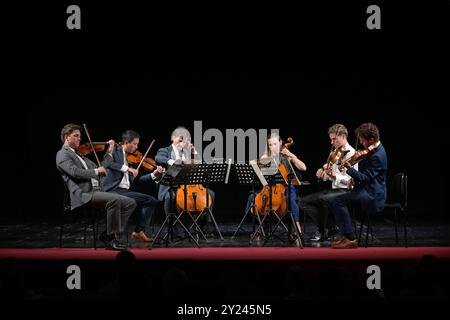 Konzert des Clevaland Orchestra Blossom Quartet and Friends im Stadttheater Gmunden, im Rahmen der skf, AM 03.09.2024. DAS Bild Zeigt Musiker des Cleveland Orchestra Blossom Quartet während des Konzertes in Gmunden Stephen Tavani, Yun-Ting Lee, Dane Johansen, Tanya Ell Woolfrey, William Bendeer, Wesley Collins 2024 - Konzert des Clevaland Orchestra Blossom Quartet and Friends im Stadttheater Gmunden, im Rahmen der skf, AM 03.09.2024. *** Concert du Clevaland Orchestra Blossom Quartet et amis au Stadttheater Gmunden, dans le cadre du skf, le 03 09 2024 L'image montre des musiciens de t Banque D'Images