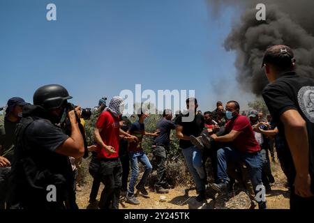 Beita, Cisjordanie, Palestine. 04 juin 2021. Plusieurs Palestiniens sont blessés lors d'affrontements avec des soldats israéliens et des colons israéliens près du mont Sobeih, dans la ville de Beita, au sud de Naplouse. Certains Palestiniens ont été abattus par les forces israéliennes avec des balles en caoutchouc et des balles réelles, tandis que d'autres ont été exposés à des gaz lacrymogènes alors qu'ils manifestaient contre les colons juifs qui ouvraient un nouvel avant-poste juif sur le mont Sobeih, dans la ville de Beita. Depuis la guerre israélo-arabe de 1967, 132 colonies israéliennes et 124 avant-postes plus petits ont été construits en Cisjordanie occupée en s'emparant constamment de terres appartenant à Palesti Banque D'Images